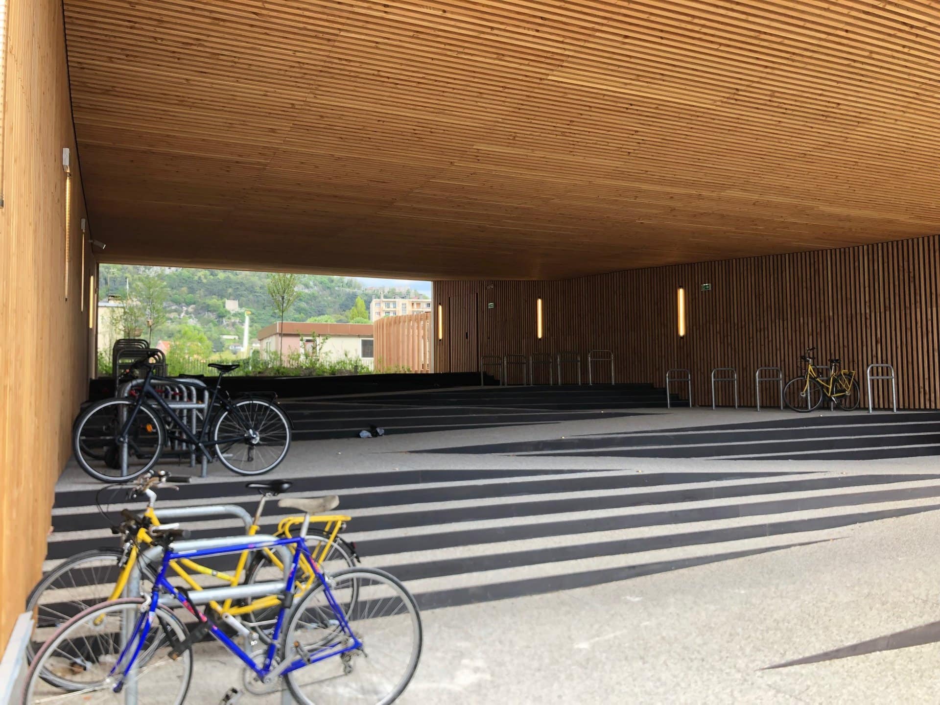 Porte intégrée rue couverte Bat Spring Grenoble